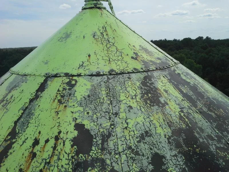 Crew applying Rust-Bond rust-encapsulating primer to the tank roof edge